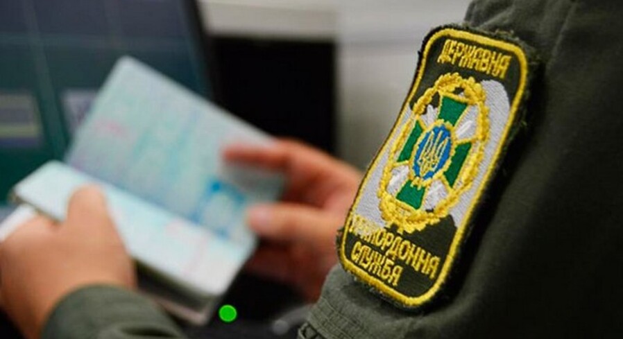 Россиянин вез через границу мертвую жену под видом спящей