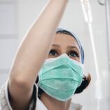 Не только врачам: среднему медперсоналу тоже повысят надбавки к зарплате
