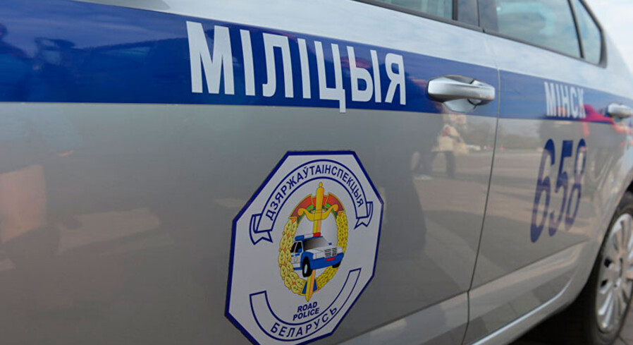 В Пинском районе сотрудники ГАИ помогли замерзающей девушке-водителю