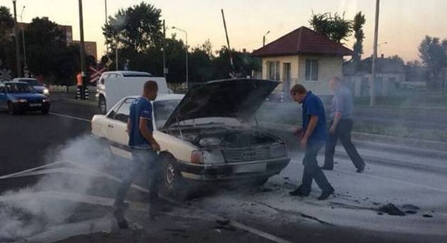 В Пинске во время движения загорелся автомобиль (видео)