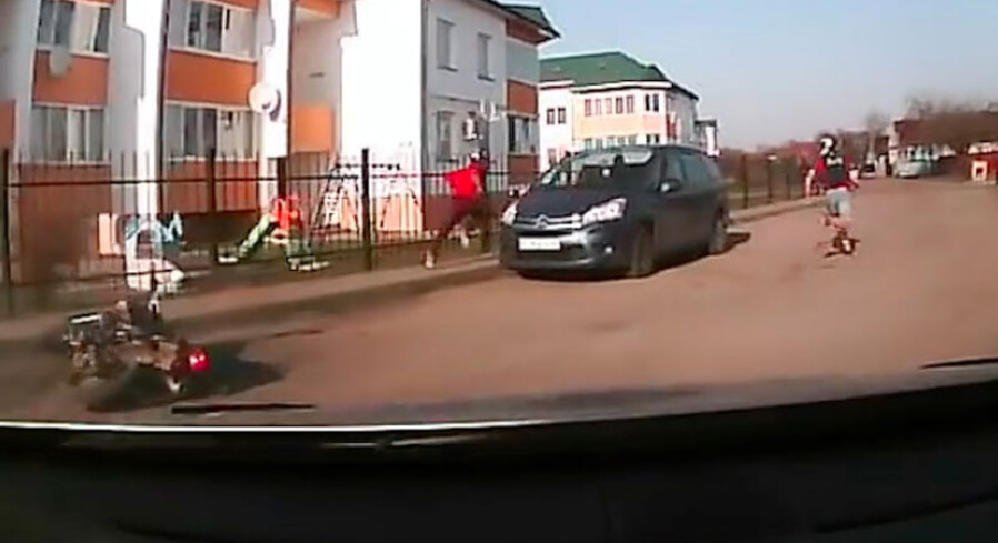 Школьники купили мотоцикл и удирали по Пинску от экипажа ГАИ (видео)