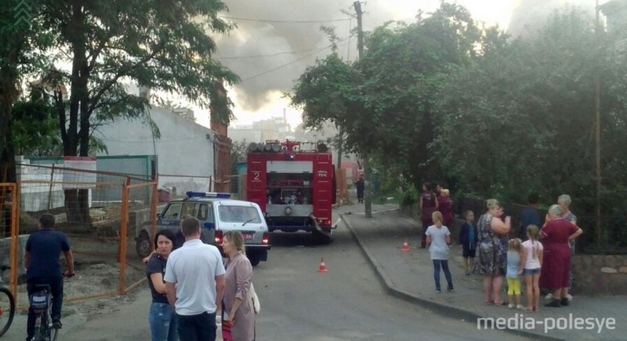 В центре Пинска сгорело здание райпо и несколько сараев
