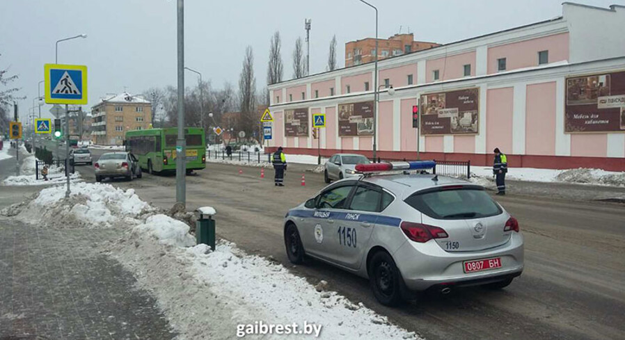 В Пинске водитель автобуса на пешеходном переходе сбил женщину