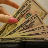Почему нельзя тратить деньги в день зарплаты, согласно приметам