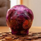 Почему нельзя сидеть на столе и 15 примет, которые привлекают деньги в дом