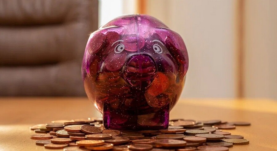 Почему нельзя сидеть на столе и 15 примет, которые привлекают деньги в дом