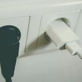 Почему нельзя оставлять зарядку в розетке