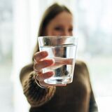 Как правильно пить воду по утрам с пользой для организма