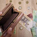 Денежные суеверия: потерять деньги — это хорошо или плохо