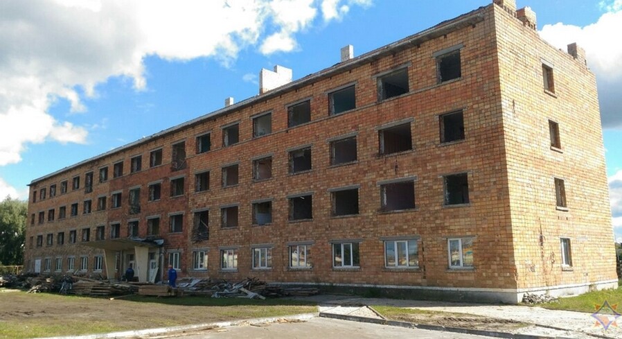 Спасатели взрывным способом обрушили аварийное здание в Пинске