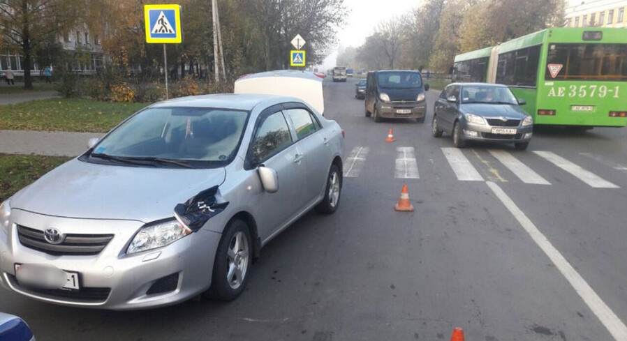 Поворачивая налево, водитель не уступил дорогу пешеходу: женщина в больнице