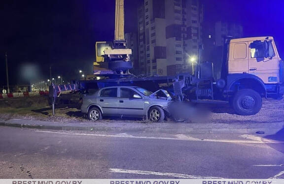 ДТП в Пинске: пьяный водитель врезался в автокран, пострадали два пассажира