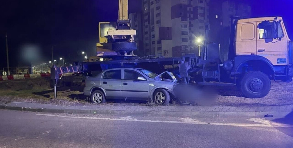 ДТП в Пинске: пьяный водитель врезался в автокран, пострадали два пассажира