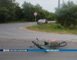 В Пинском районе автомобиль наехал на велосипедиста, выезжавшего с полевой дороги