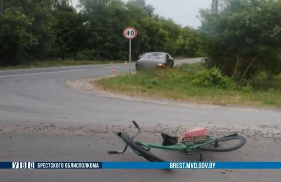 В Пинском районе автомобиль наехал на велосипедиста, выезжавшего с полевой дороги