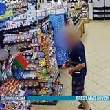 Побег из магазина с пачкой кофе под майкой — видео из Пинска