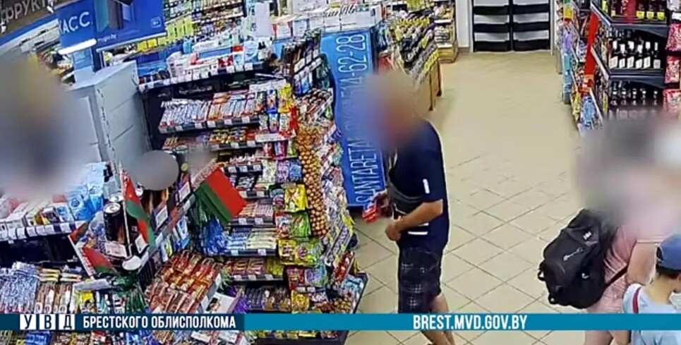 Побег из магазина с пачкой кофе под майкой — видео из Пинска