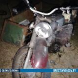 Езда без прав на мотоцикле трагически закончилась для жителя Пинского района. Он врезался в столб и погиб