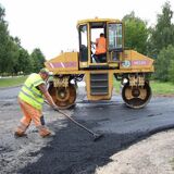 В агрогородке Охово Пинского района асфальтируют дорогу