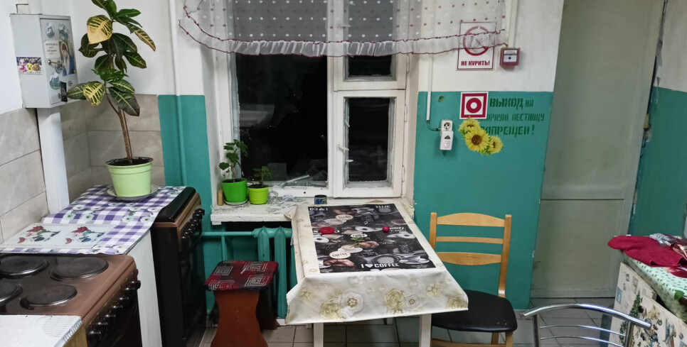 Пьяный дебошир разбил стекло в тамбуре и получил уголовное дело
