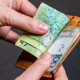Что ждёт белорусов в мае: рост пособий, длинные выходные и новые правила для риэлторов