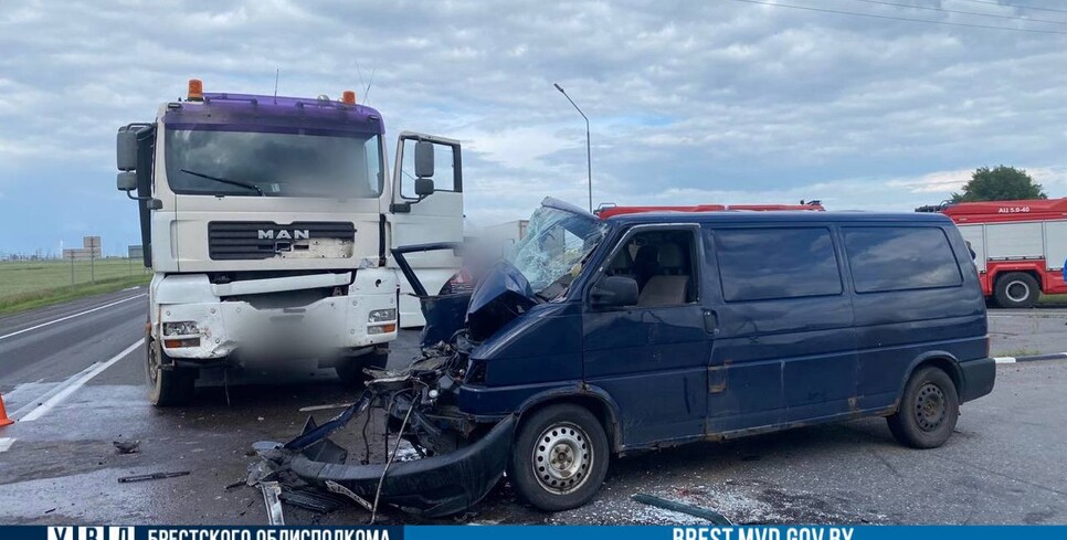 Лобовое столкновение на трассе М-10 в Пинском районе: пассажир погиб, водитель госпитализирован