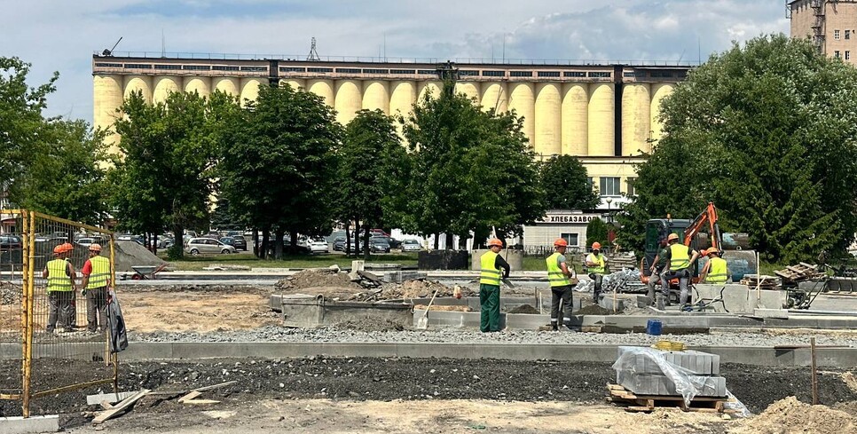 На Брестской завершают очередной этап благоустройства: асфальтируют участок от Крайней до Индустриальной