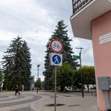 Всё, хватит кататься: в Пинске на улице Ленина повесили «глухой» запрет на колёса