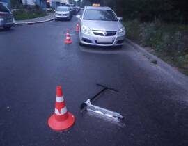 В Пинске автомобиль наехал на 11-летнего ребёнка на самокате во дворе