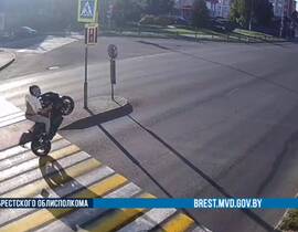 В Пинске мотоциклиста лишили прав за езду на одном колесе (видео)