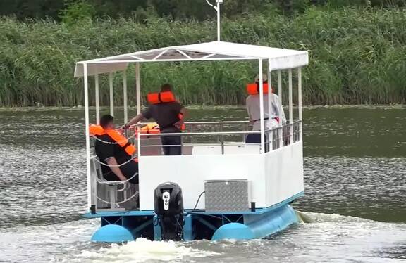 В Пинске на воду спущен новый тримаран — какая скорость и вместимость