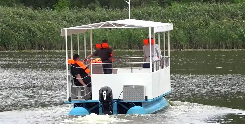 В Пинске на воду спущен новый тримаран — какая скорость и вместимость