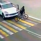 В Пинске Porsche сбил 62-летнюю женщину на велосипеде: она пересекала переход на красный (видео)