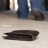 В Пинске медработница украла у пациента кошелек и сожгла его