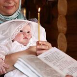 Кого нельзя брать в крестные родители: приметы о таинстве крещения
