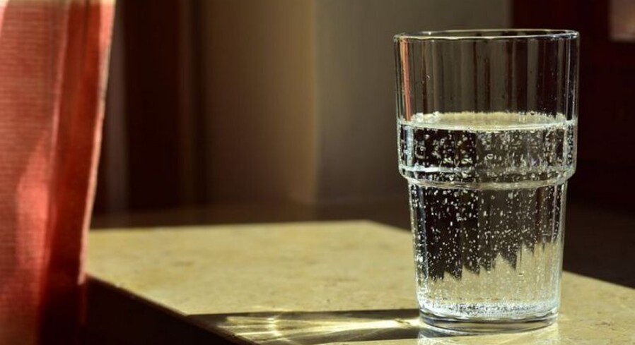 Стало известно, что будет, если разбавить кипяченую воду сырой. Можно ли это пить